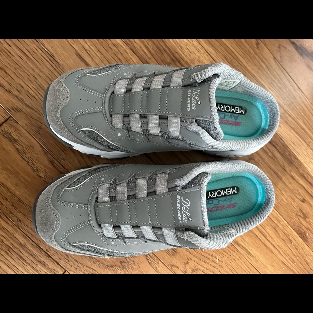 Sketchers slip on tennis shoes.  Size 6